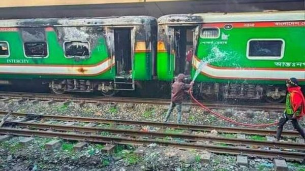 ঢাকায় মোহনগঞ্জ এক্সপ্রেসে অগ্নিসংযোগের ঘটনায় মামলা