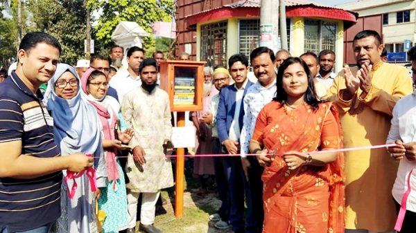 ঈশ্বরগঞ্জে বুক কেসের উদ্বোধন