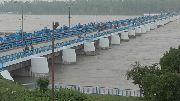উজানের ঢল ও টানা বৃষ্টিতে ফুলে-ফেঁপে উঠছে তিস্তা