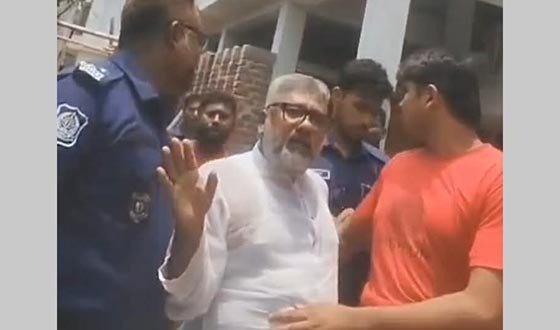 কালীগঞ্জে সাবেক মেয়রকে আটকের চেষ্টা, কর্মী-স্বজনদের বাধায় ফিরে যায় পুলিশ